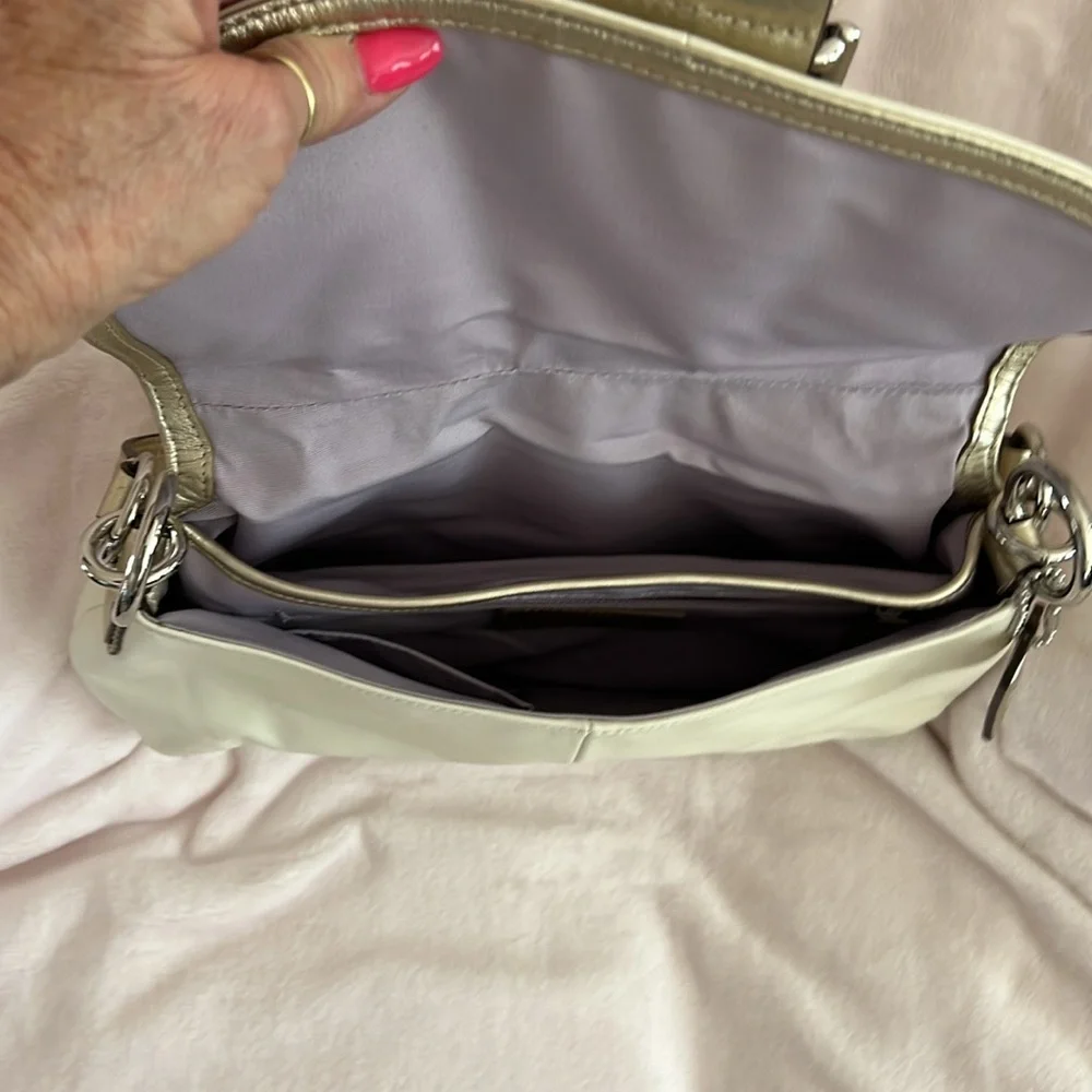 Coach bag cream and gold lavender inside - Picture 5 of 16